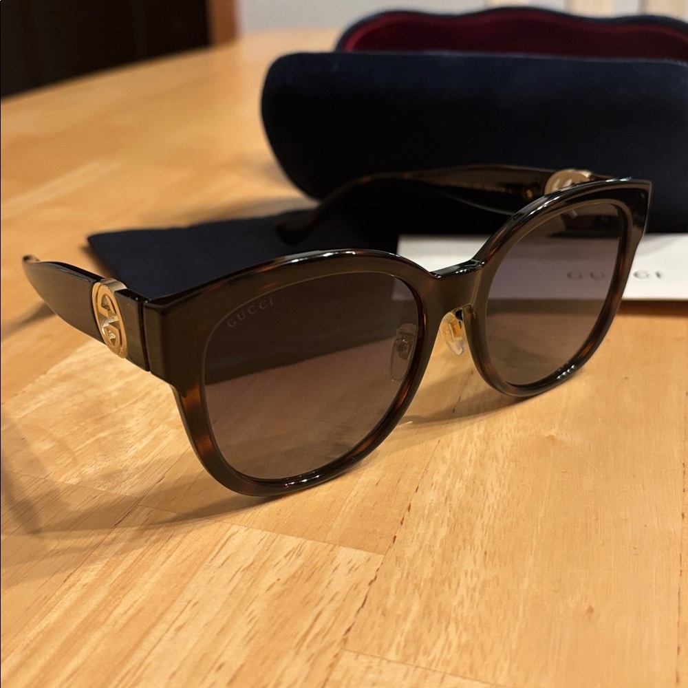 Gucci Black Women's Sunglasses with Velvet Case - Picture 4 of 9